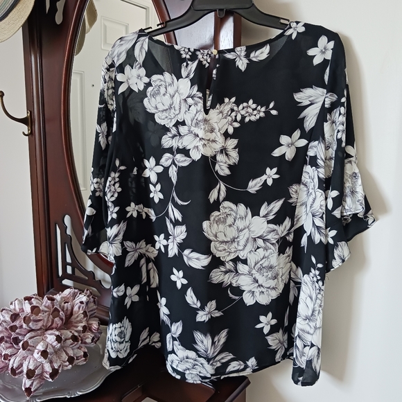 Liz Claborne Floral Top - Picture 4 of 4